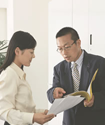 上司に指示を仰いでいる女性社員